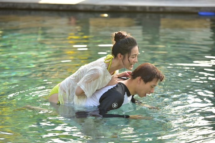 给魏大勋吹头发的是李沁