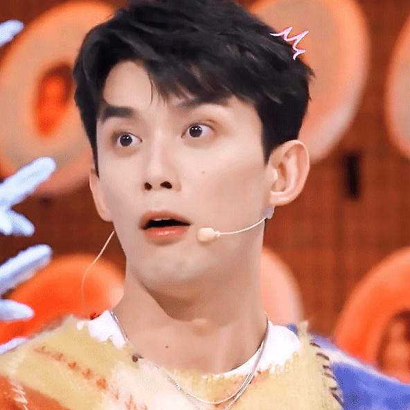 吴磊用表情灵活展现了最直观的感受,从疑惑-吃惊-享受.