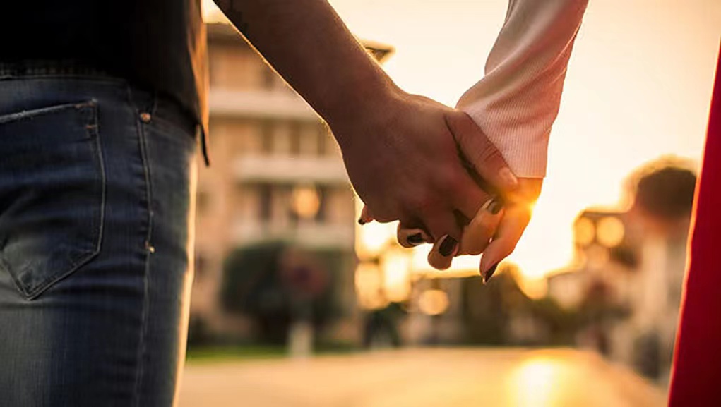 相爱的两个人,分开后不联系,谁更忍不住?