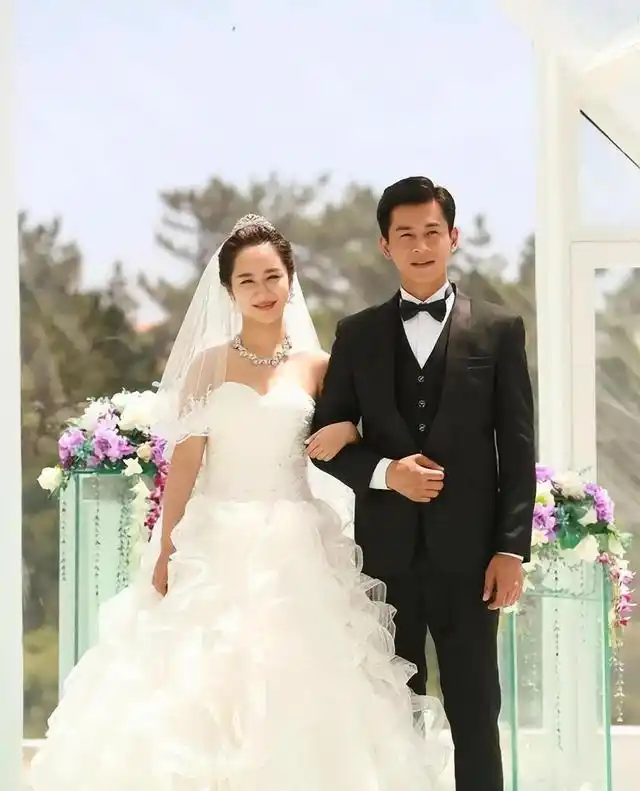 王丽坤与他同居8年,把青春都给了他,他却转身娶了别人!