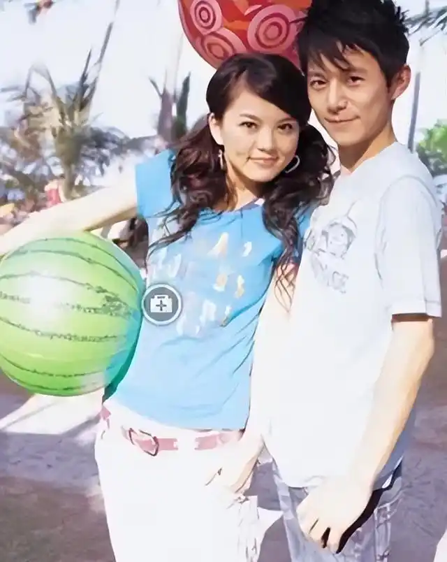 初次联手,何炅与李湘便展现出了惊人的默契,他们的配合如同天作之合