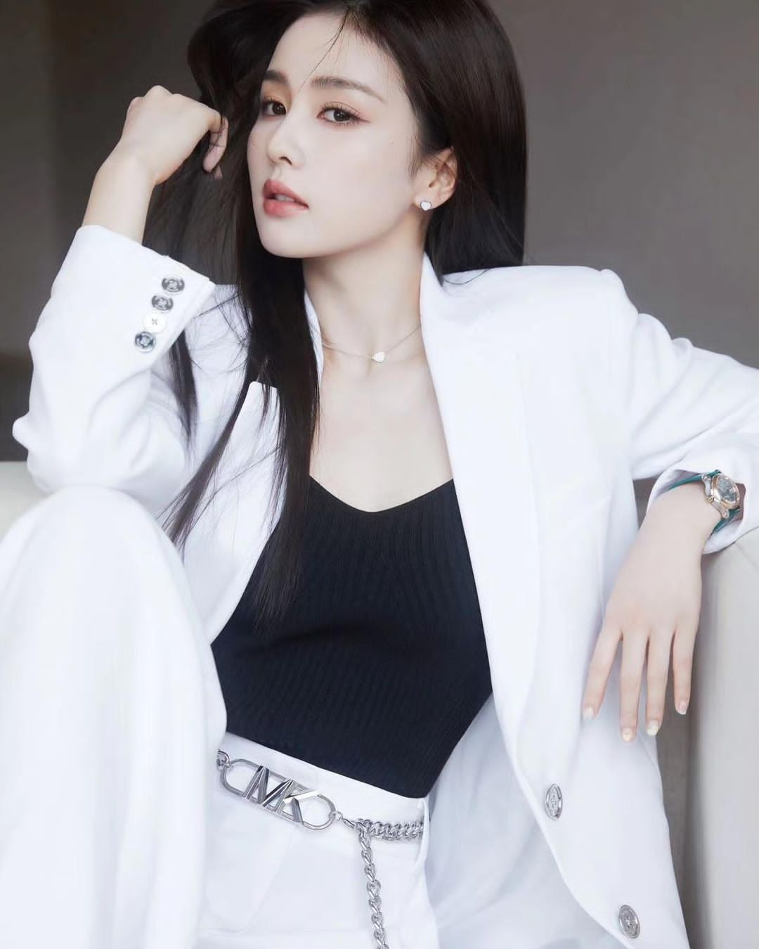 热播剧女明星白鹿近日在社交平台上分享了一组令人惊艳的照片.