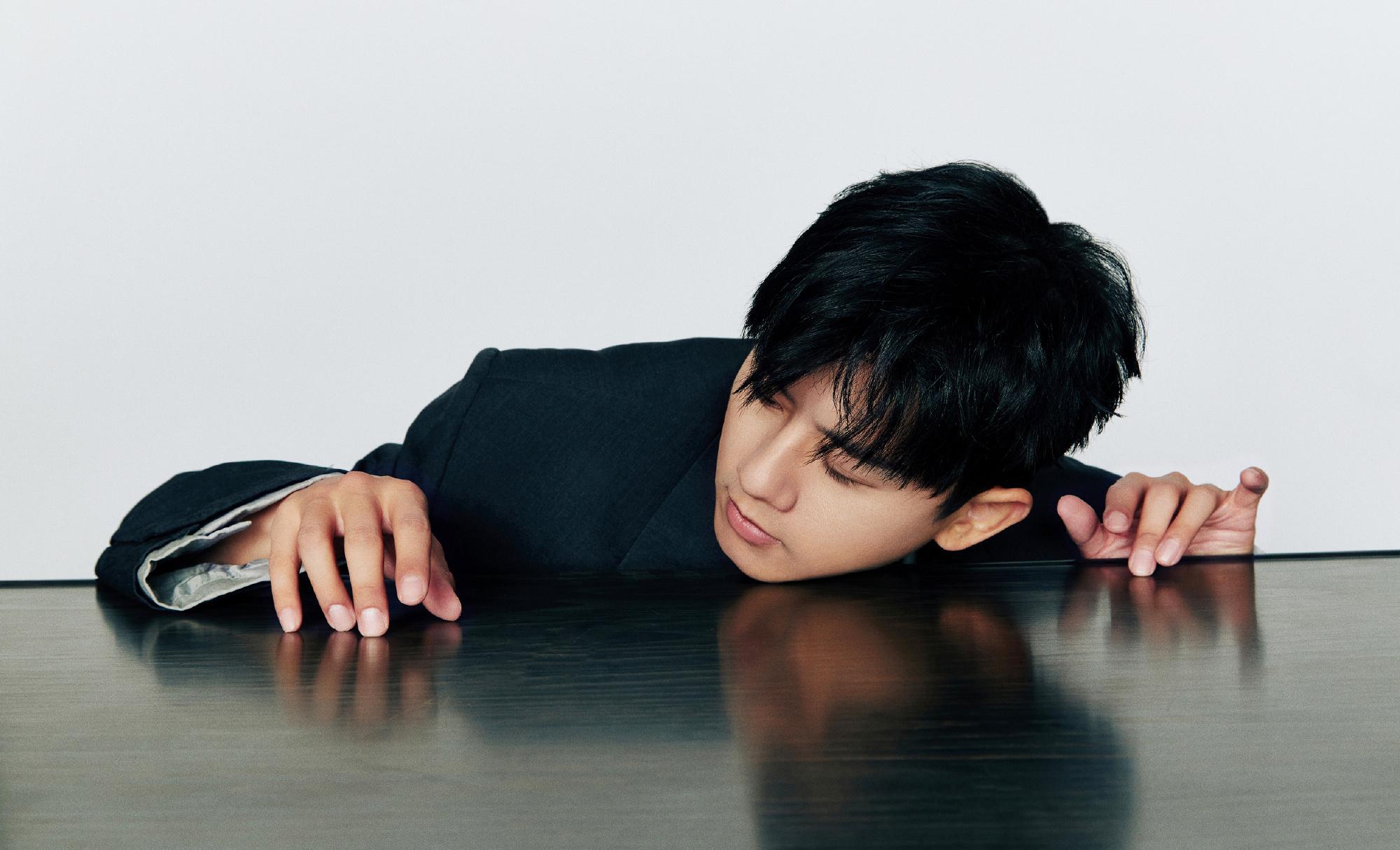 张杰首次登上《费加罗男士》封面,黑白西装皮裤,太酷了!