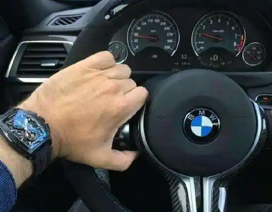 欢迎收看朋友圈豪车大揭秘.