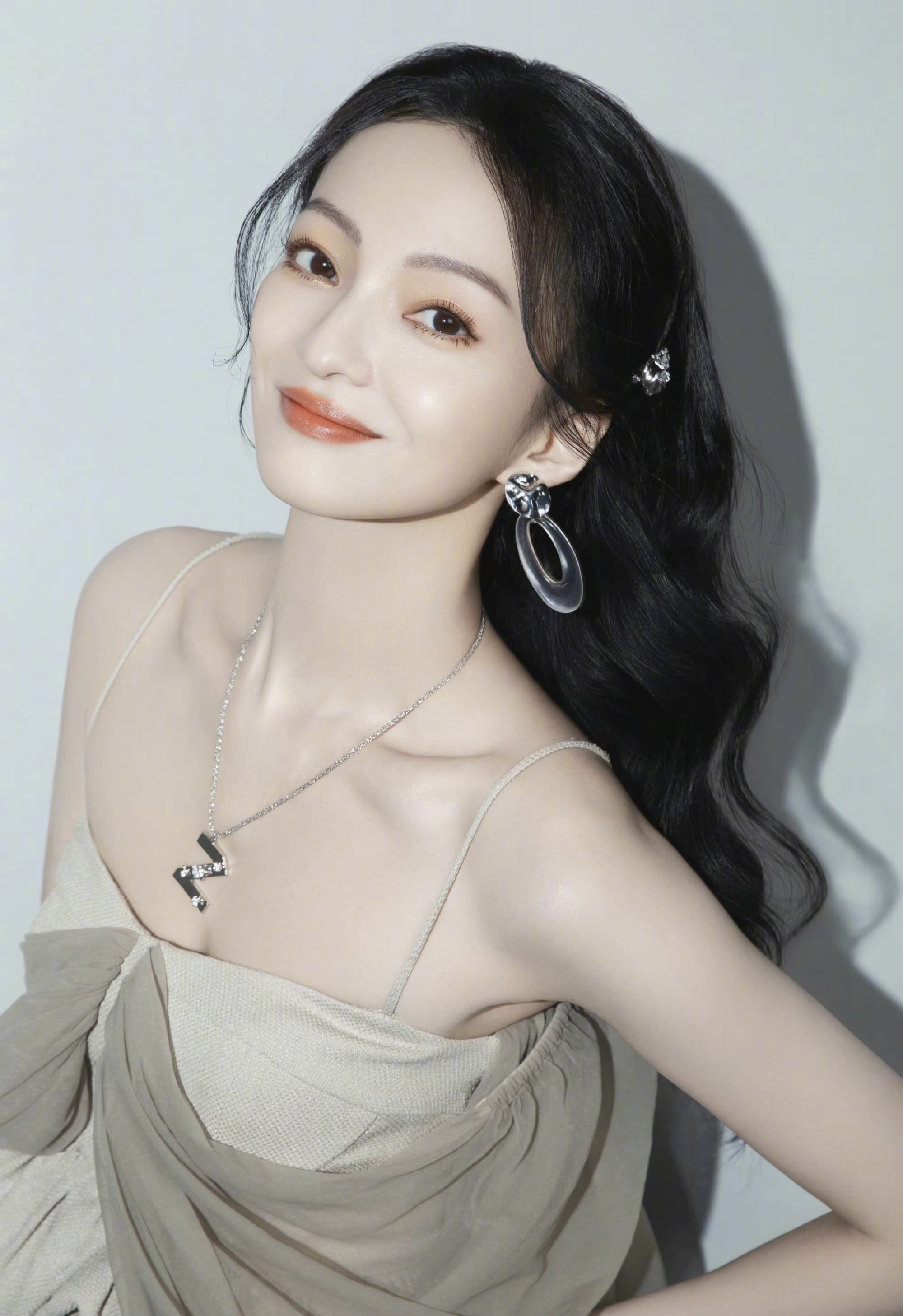 张韶涵低腰裹胸造型