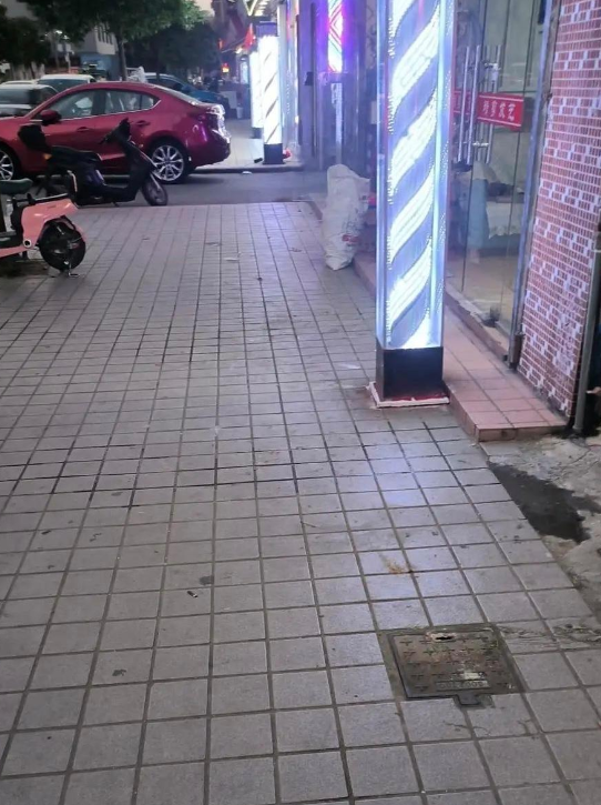 有没有人知道,为什么理发店门口都装这个灯是干嘛的?