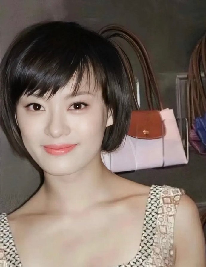 孙俪就是名副其实的天然美女,她的长相漂亮,五官精致,气质清纯,皮肤