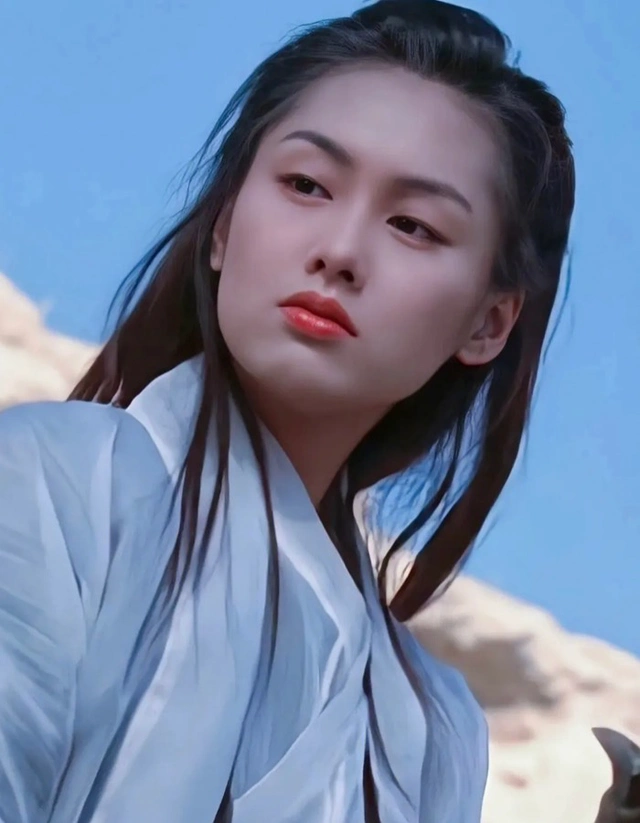 朱茵离开周星驰嫁给"穷鬼"黄贯中,52岁沦落到在乡下养花种地?