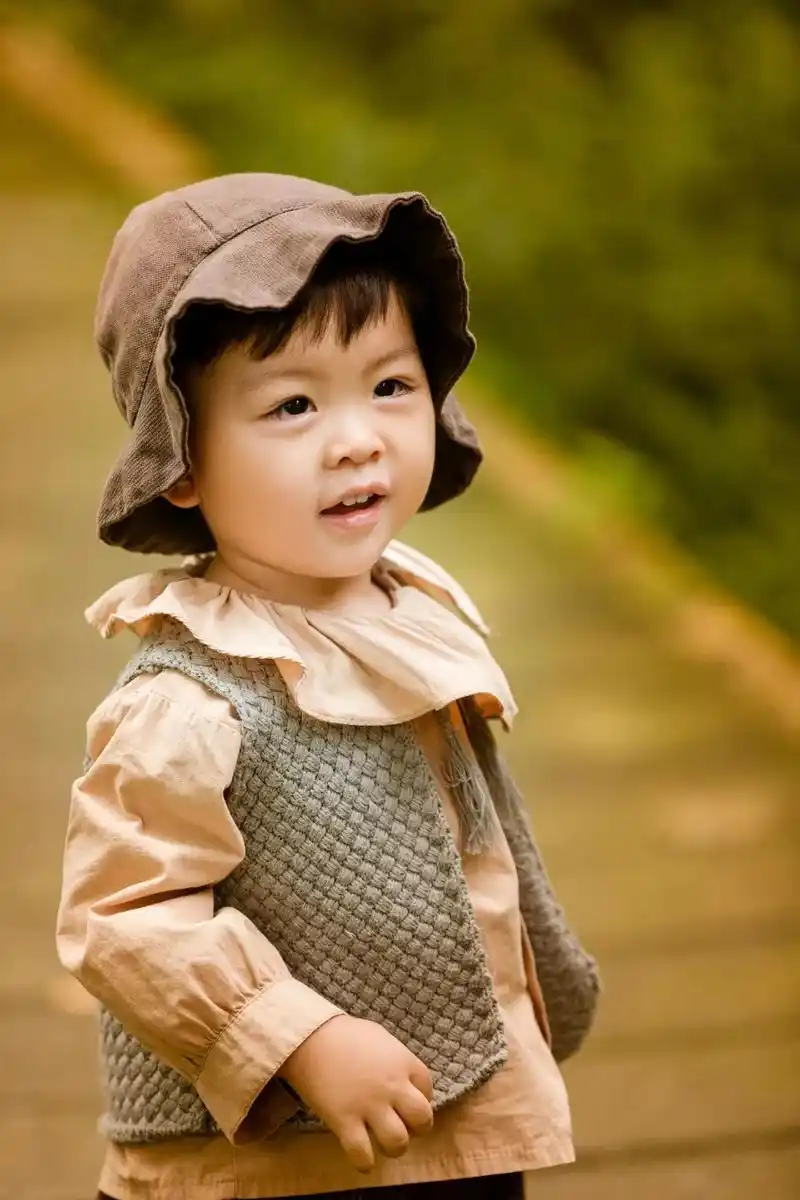 小屁孩2岁留影:记录宝贝的美好时光:每张照片都是满满的回忆: - 抖音
