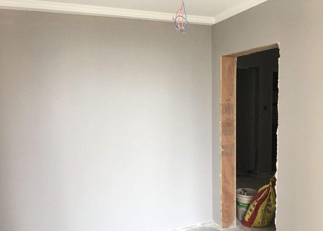 刷乳胶漆开裂,流挂,透底该怎么办?老师傅:这么做墙面才平滑