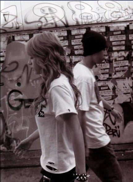 谁有两个人擦肩而过的图片