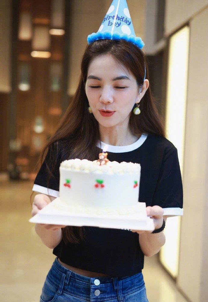 she合体庆ella满42岁,任家萱肚大如箩发福明显,姐妹仨感情超好_生日