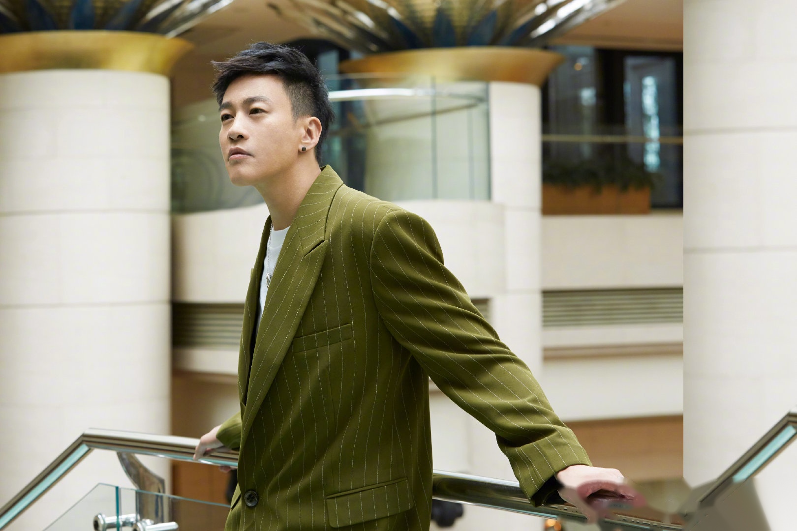 10月12日,演员何润东帅气亮相电影《征途》发布会何润东饰演的楚家军