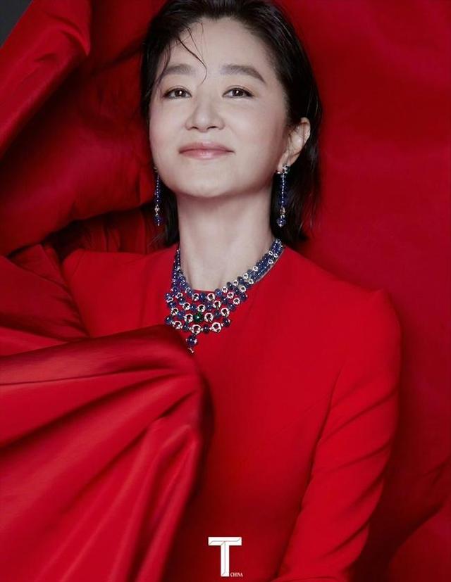 68岁林青霞披千万珠宝登时尚杂志封面!重现当年东方不败风采