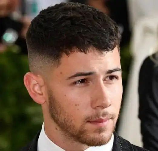 男生头发自然卷适合的发型推荐