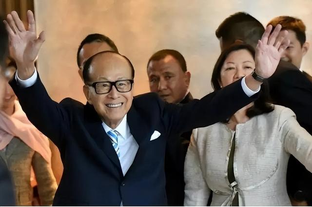 今天我们要说的这个人,她既是富二代也是最牛的富三代.