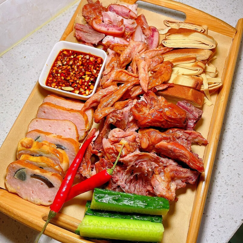 东北熏酱熟食拼盘套餐下酒菜正宗鸡骨架翅尖烧鸡熏干豆腐卷猪头肉