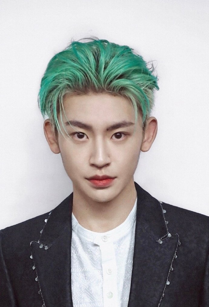 小鬼王琳凯粉黑发色