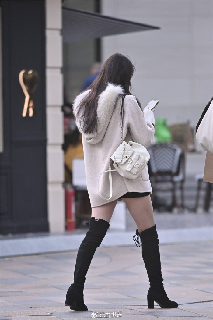 过膝靴搭配适合冬季出门这样看起来更加保暖也很时尚