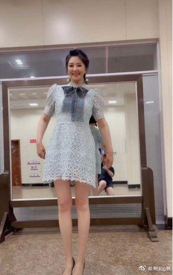 47岁方琼穿短裙秀热舞涂大红唇姿势性感一双嫩白长腿超吸睛