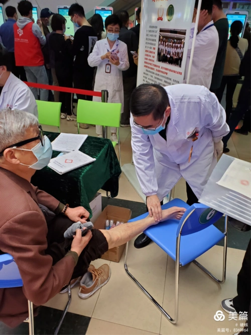 免挂专家号,把脉问诊,开具处方,免费测量血压和下肢周径,分发小礼品