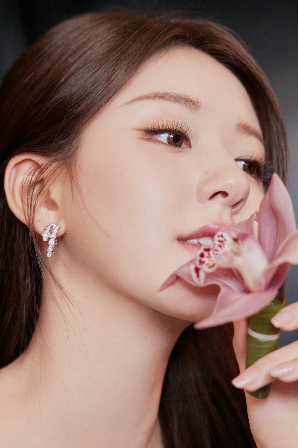 赵露思# 一袭浅蓝色高开叉抹胸裙,雪肤玉貌的容颜,白皙水嫩的肌肤