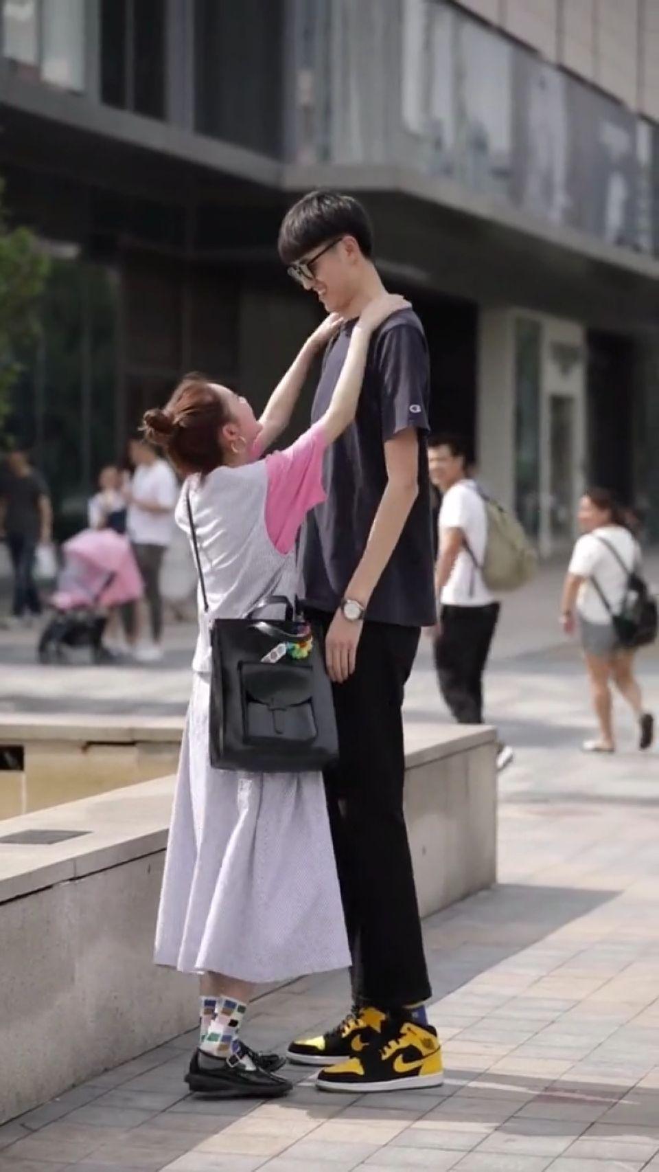 这应该是我见过的最般配的#最萌身高差 情侣了吧!