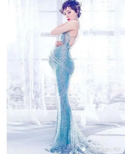 除了肚子明显,其他地方当真都没什么变化.