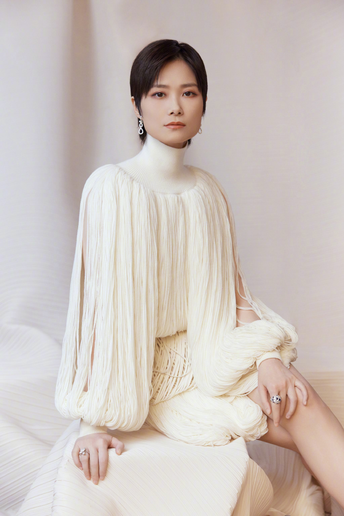 今晚,@李宇春将出席#微博电影之夜#,并带来舞台表演.