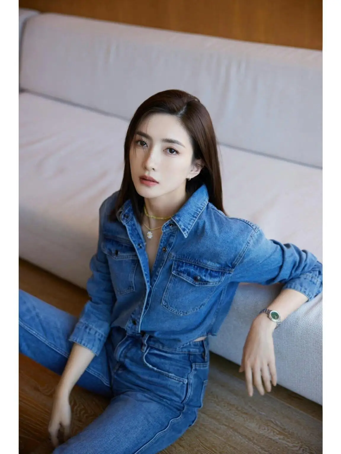 168的"江疏影"带火了极简穿搭:牛仔衬衫 牛仔裤,高级且洋气