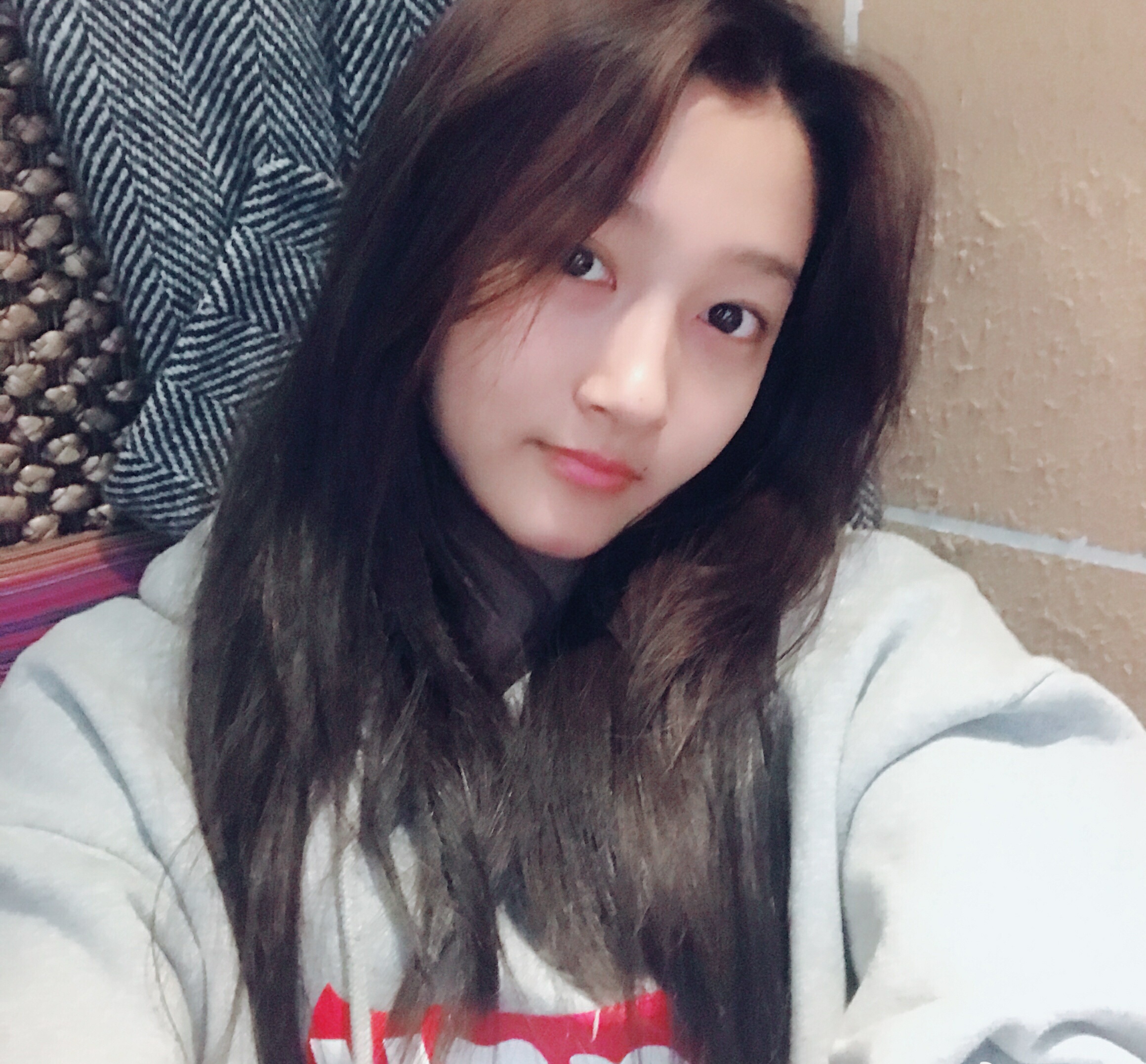 《关晓彤晒素颜照,皮肤超好,这样的颜你们羡慕吗?》