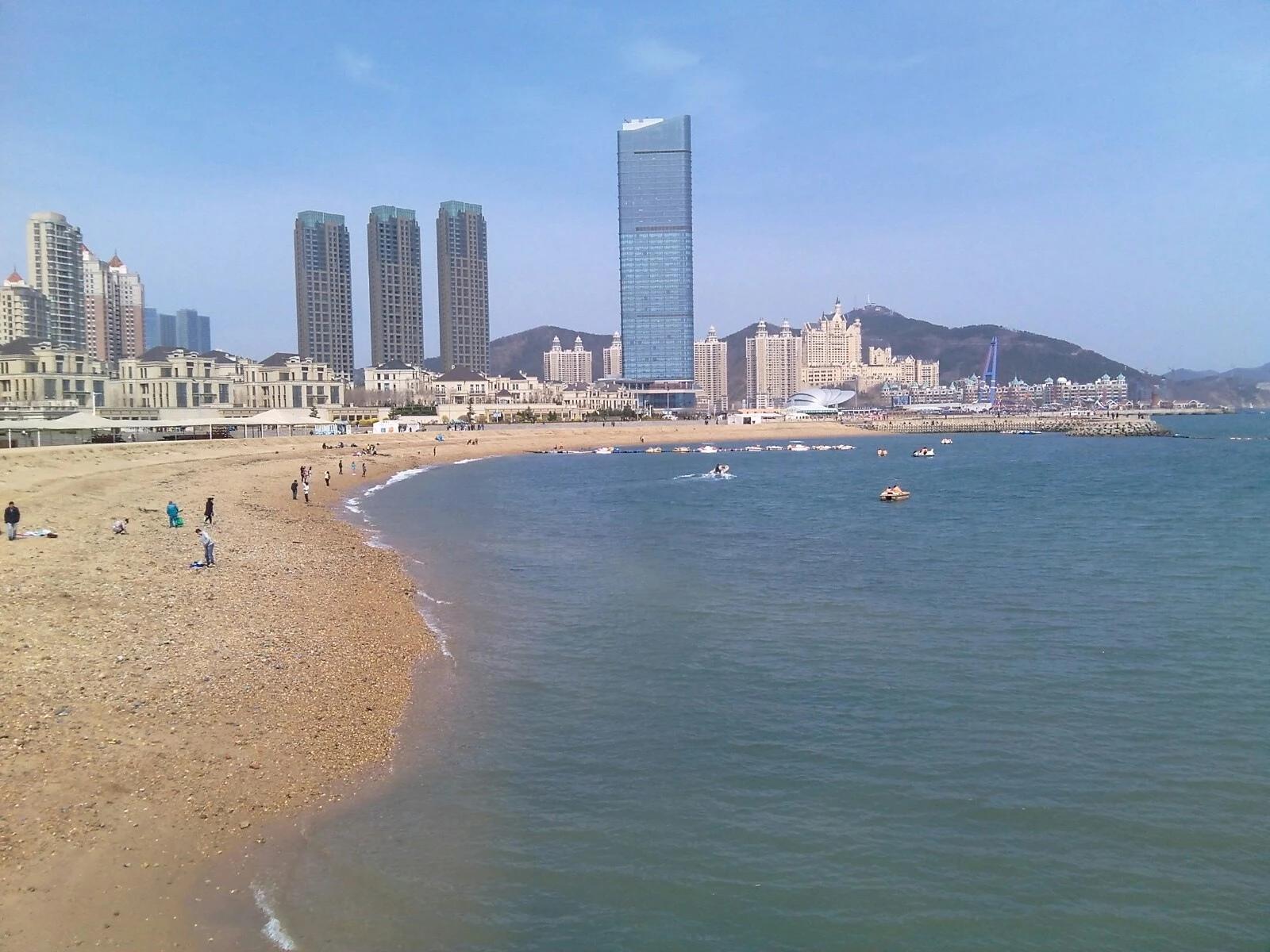 星海广场西侧的沙滩,沙质一般,海水一般