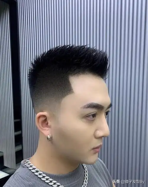 发型图片男短发 帅气(最流行的三种男士发型)(14)