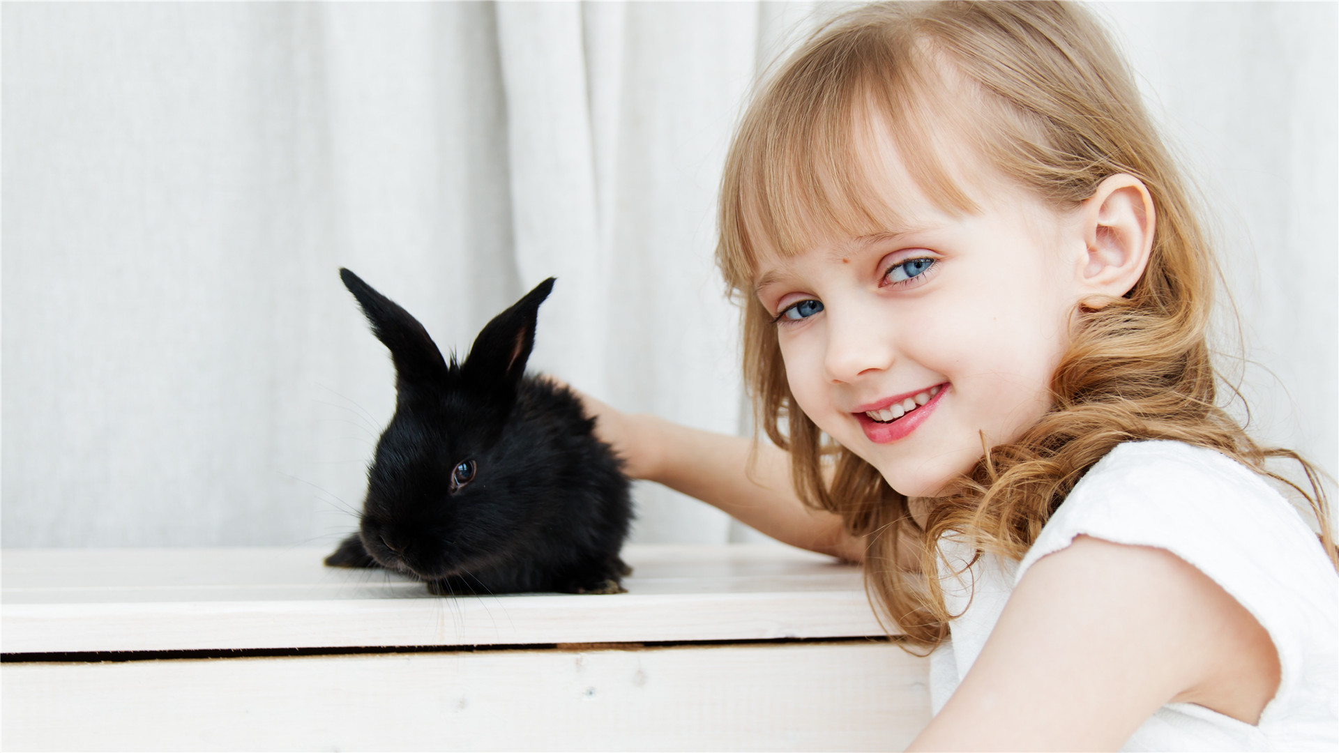 可爱的欧美小女孩高清桌面壁纸