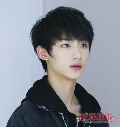 小鲜肉发型也有多重风格 16岁男生不染发也很帅!