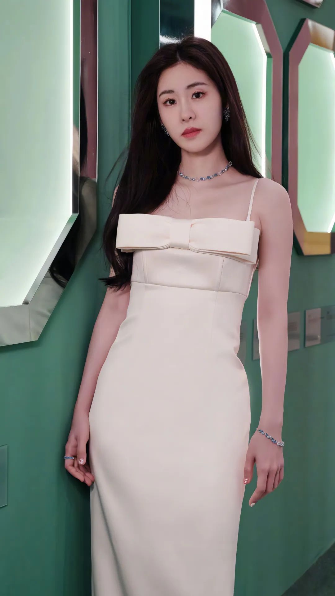 【张碧晨写真美图】一袭白色抹胸长裙,优雅柔美,闪耀施华洛世奇_活动