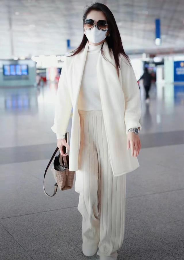 明星们的机场穿搭是比较有看点的,可以很直观地看出他们的衣品好坏