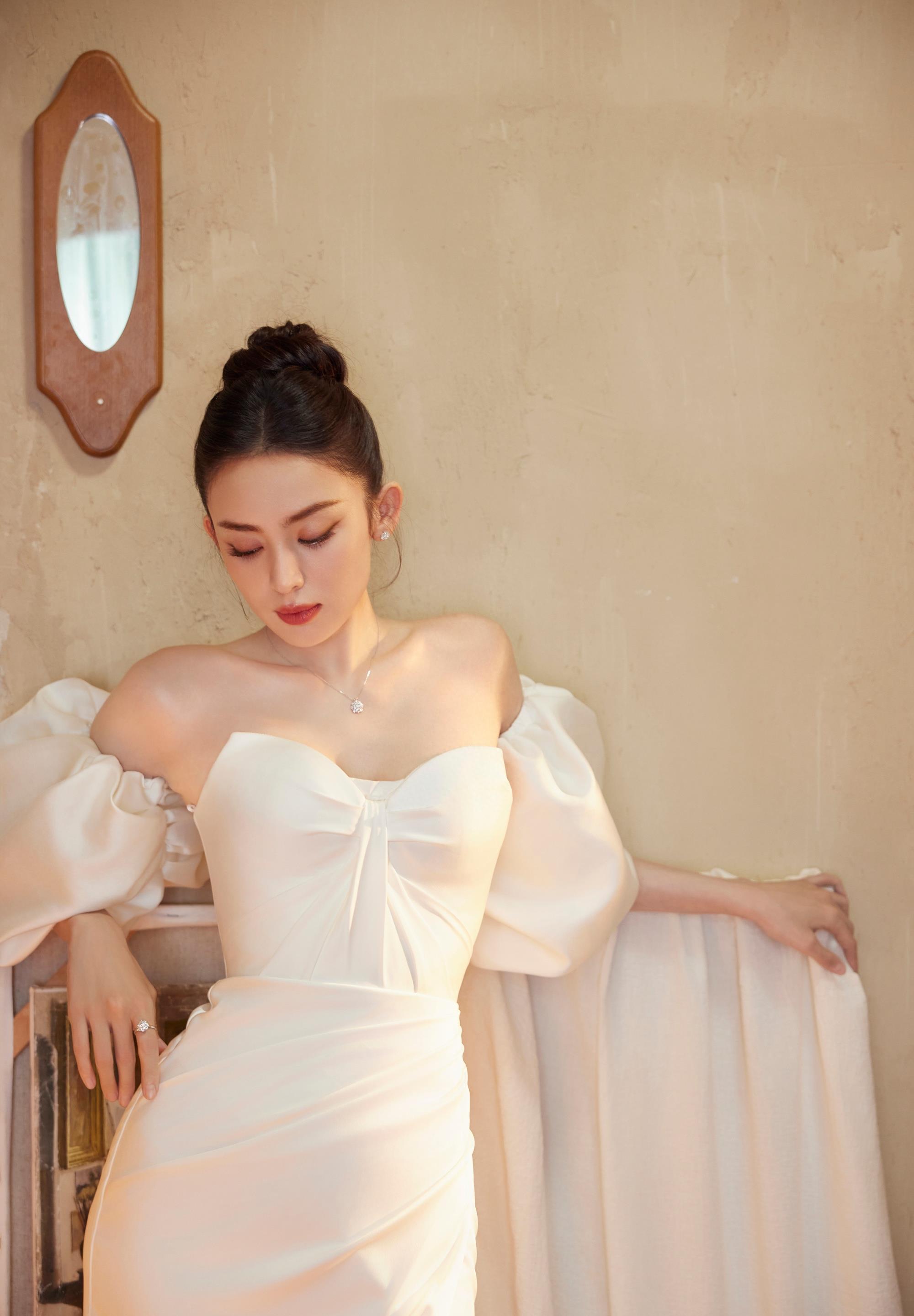 古力娜扎美照曝光,卷发搭配白色抹身材裙,散发着迷人魅力