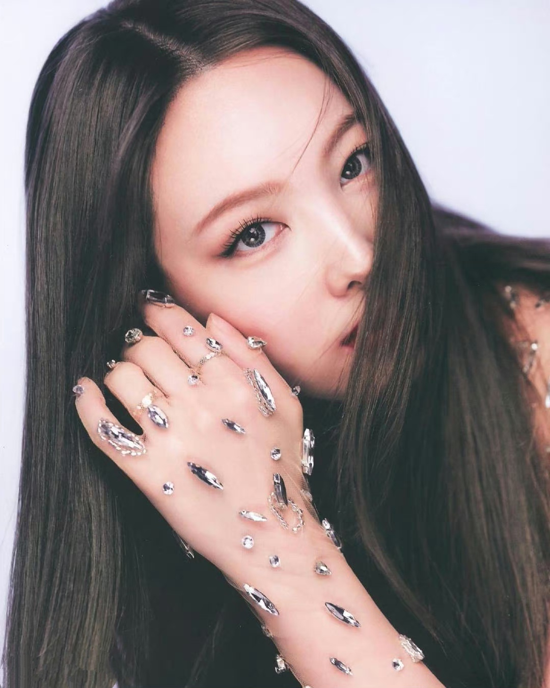 林娜琏# 身穿亮片裙,配黑色长靴,性感妖娆的身材,前凸后翘,丰满傲人