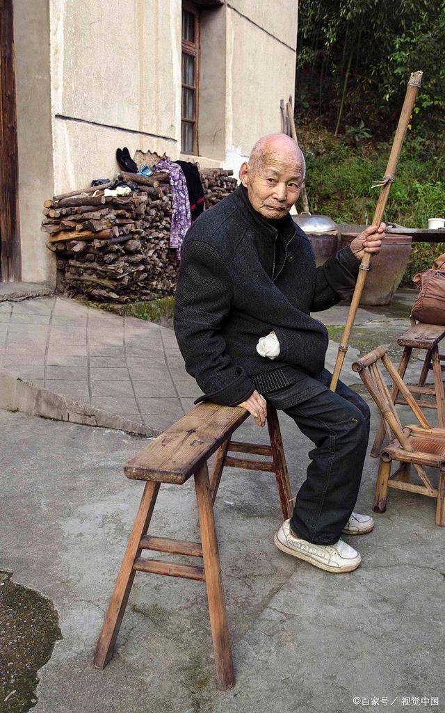 有些农村空巢老人开着大门,整天坐在门口,他们为什么会这样?