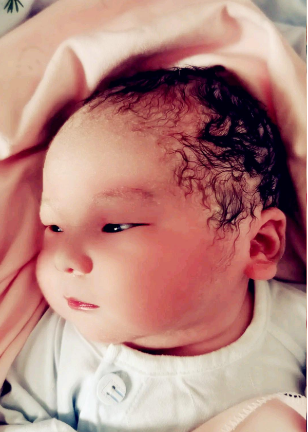 自然卷,单眼皮,我见过的最可爱的足月宝宝.