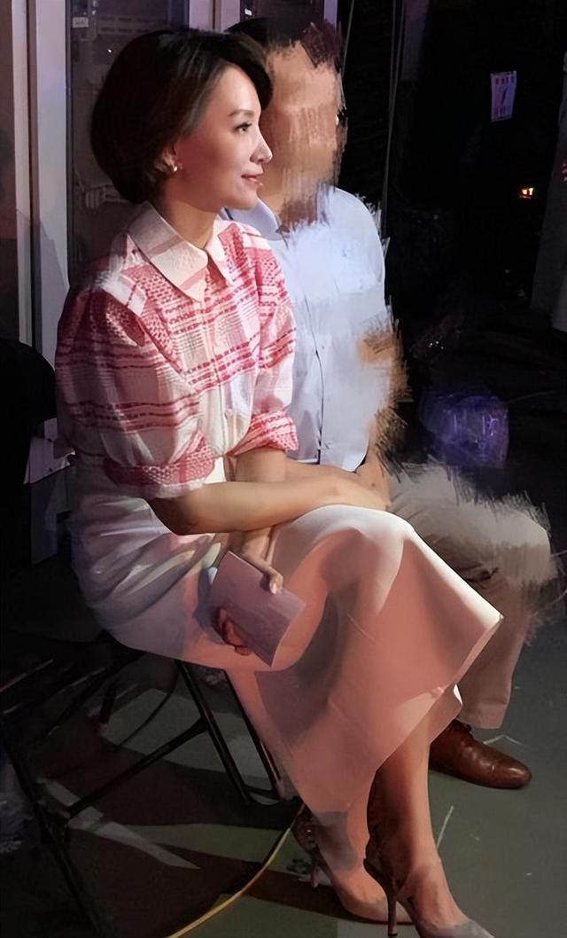 50岁董卿素颜太真实,卸掉浓妆差异大,看着简直判若两人