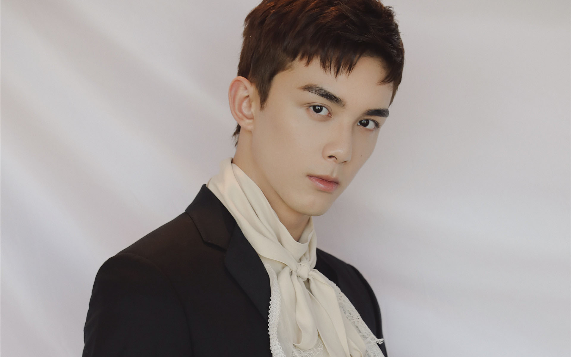 吴磊儒雅绅士写真图片桌面壁纸