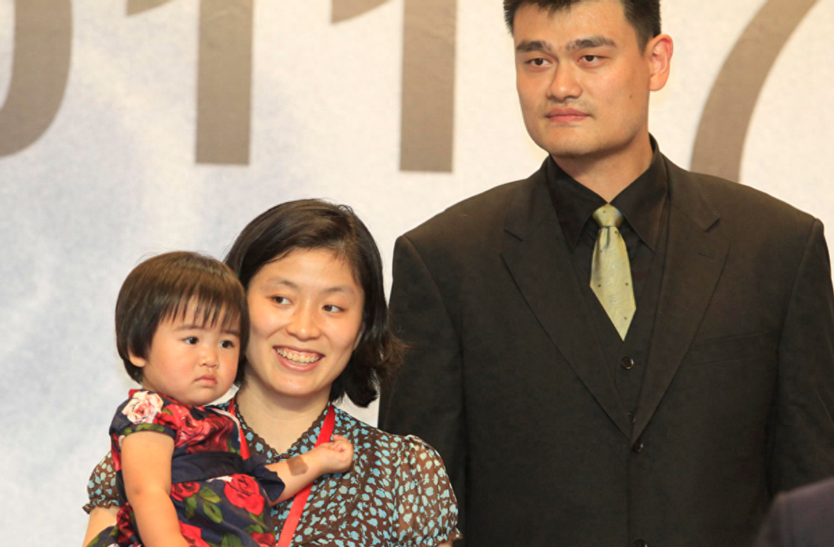 回顾姚明42岁妻子风韵犹存13岁女儿身高近2米成为人生赢家