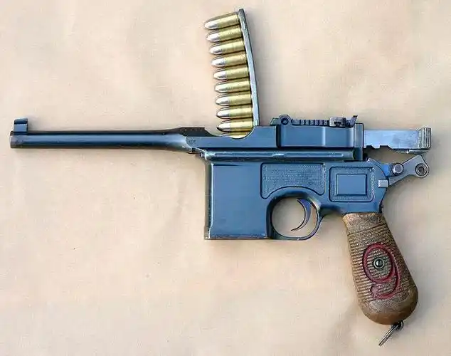 驳壳枪,俗称"盒子炮",其正式名称是毛瑟军用手枪(mauser military