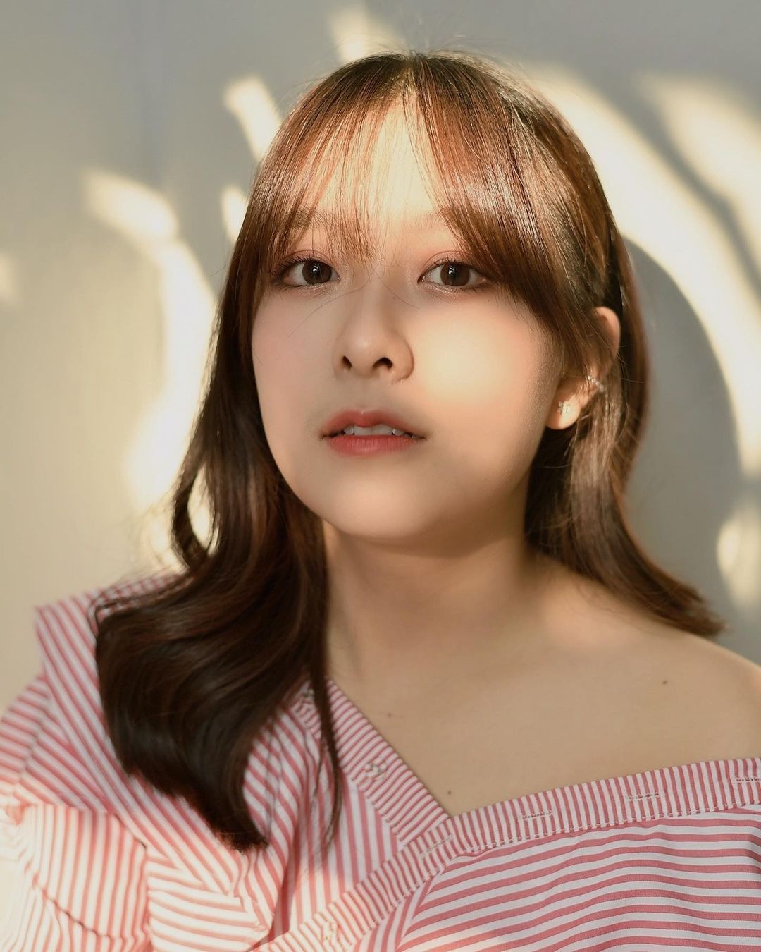 2002年3月11日出生于泰国,泰国女歌手,演员,主要作品有《 a target="