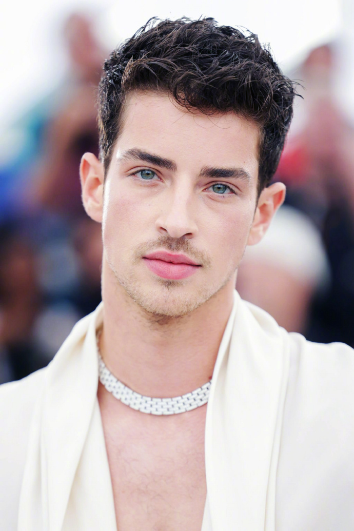 来自西班牙男演员manu rios,清新的美少年容颜,恰到好处的肌肉线条,让