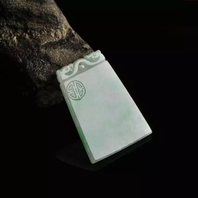 翡翠平安无事牌是什么?为什么那么受欢迎?