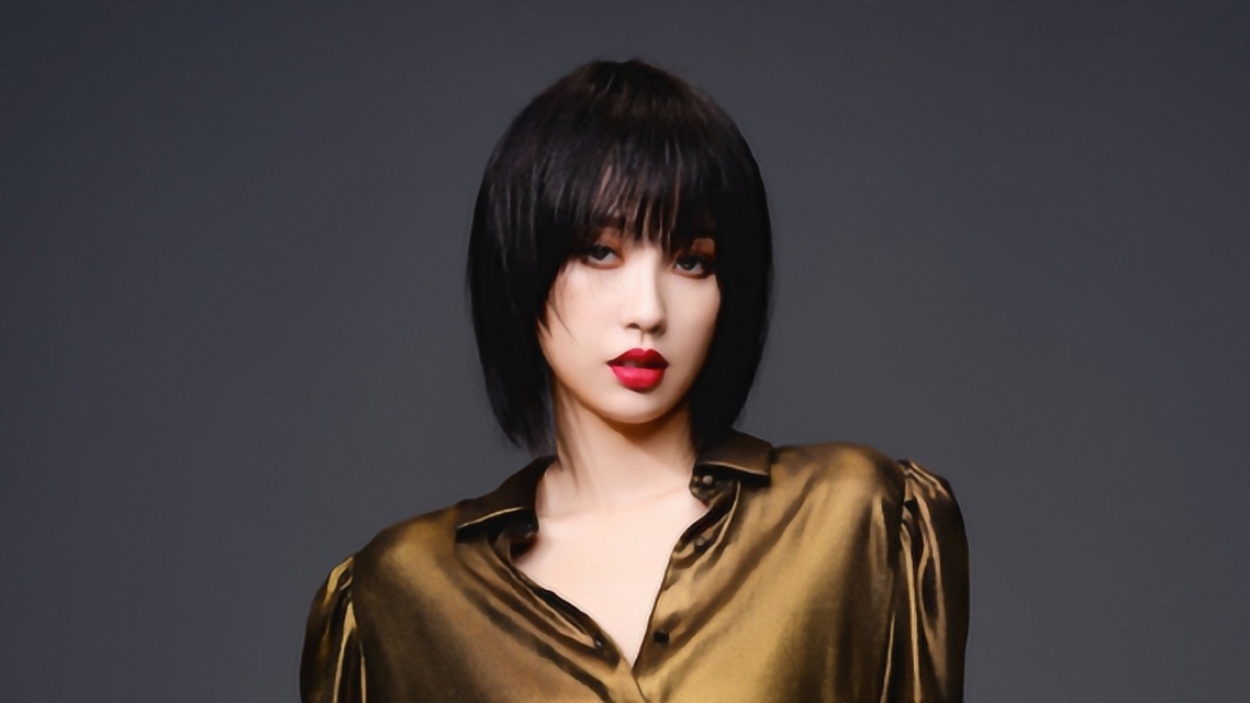 虞书欣超短发新造型曝光 烟熏妆配红唇拍大片气质大变