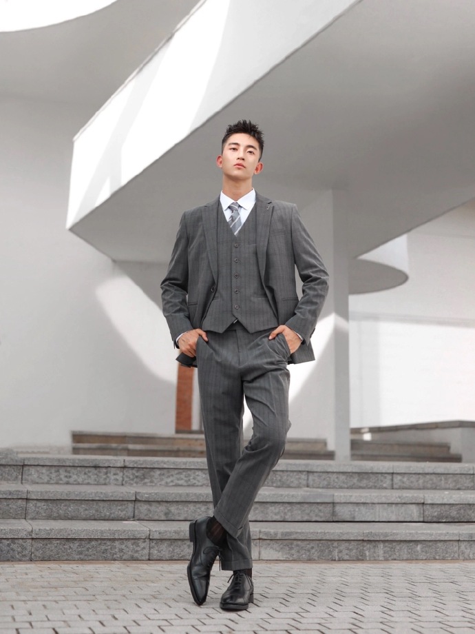 感从穿搭开始搭了套利郎的条纹灰色西装三件套9599全身灰色为主调